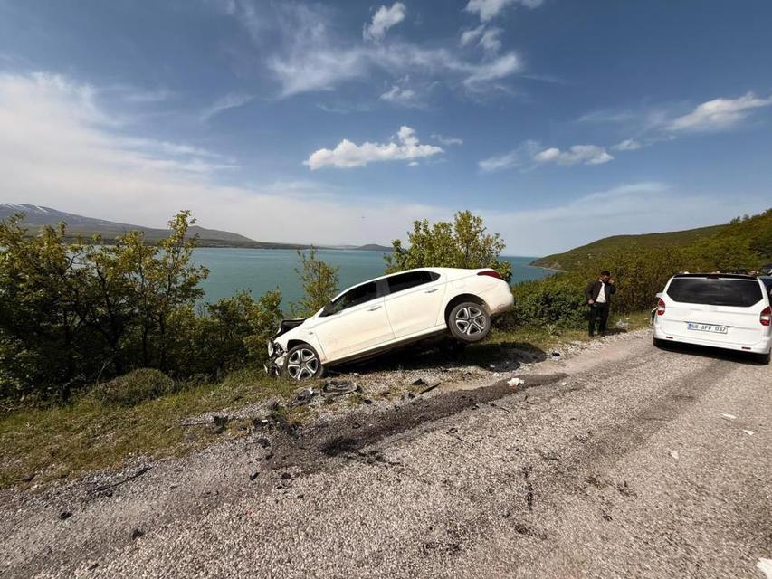 Otomobille kamyonet çarpıştı: 6 yaralı