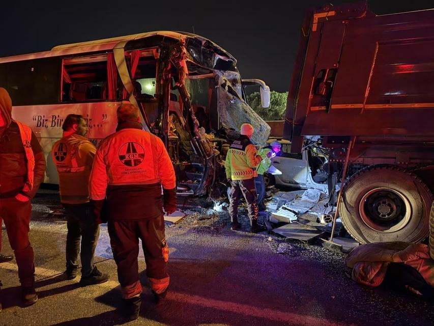 Otoyolda feci kaza: 1 ölü, 19 yaralı