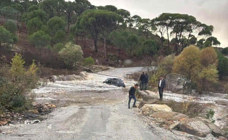 Aydın’da otomobildeki iki kişi sele kapılmadan kurtarıldı