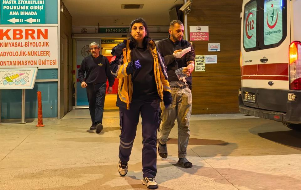 Elini yem karma makinesine kaptırdı