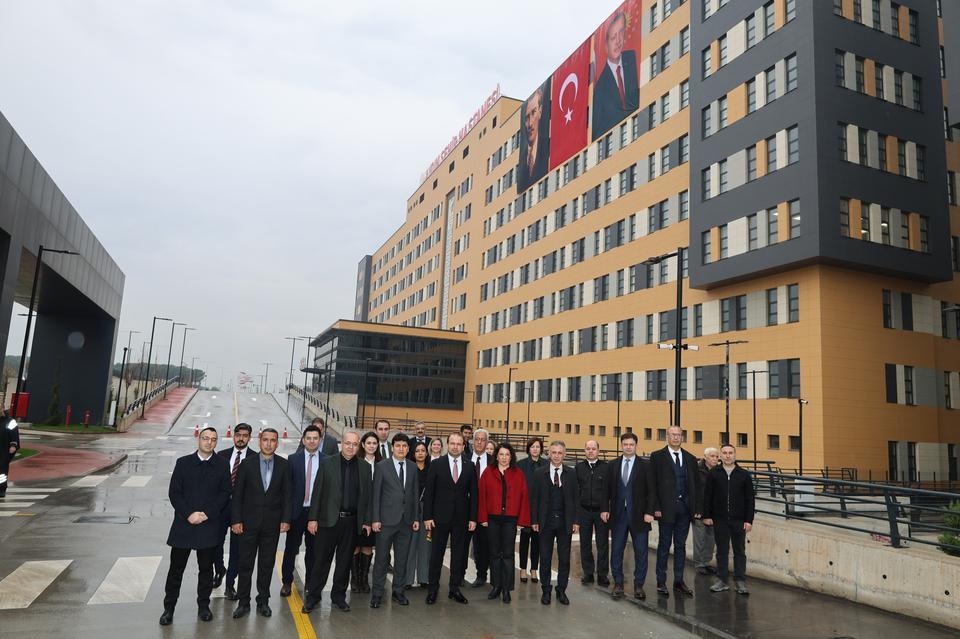 Aydın Şehir Hastanesi açıldı, Müdür Şenkul ilk hastalarla bir araya geldi