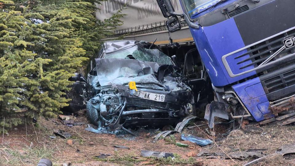 Tır otomobili altına aldı: 1 ölü, 1'i ağır 2 yaralı