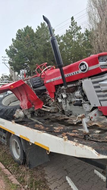 Otomobille traktör çarpıştı: 2 yaralı