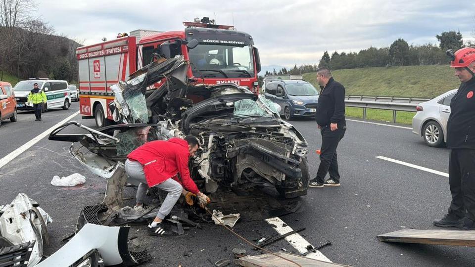 Tıra çarpan otomobil hurda yığınına döndü