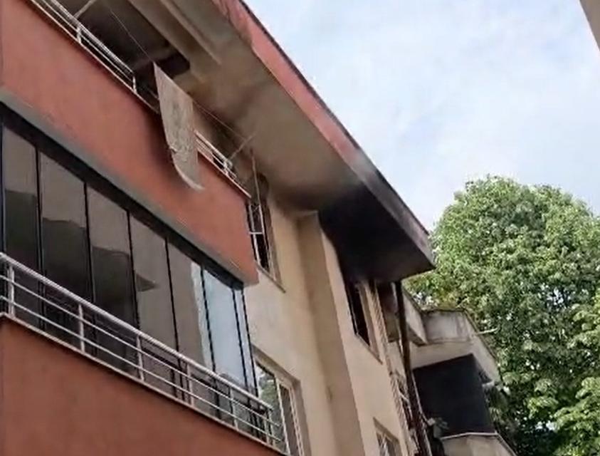 Daireden yükselen alevler camları kırdı