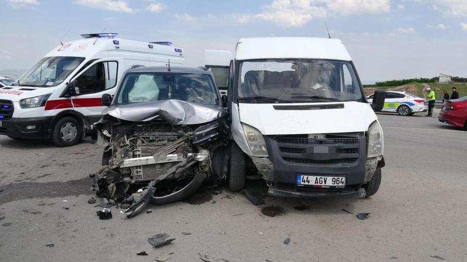 Minibüs ile hafif ticari araç çarpıştı: 8 yaralı