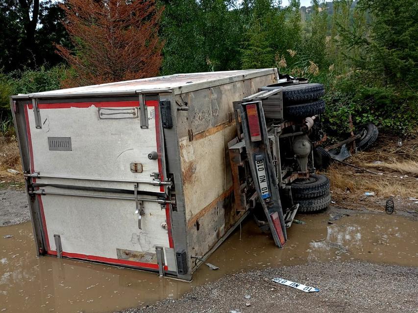 Uşak’ta kamyonet yol kenarından duran otomobile ve dışındaki abi kardeşe çarptı: 3 ağır yaralı