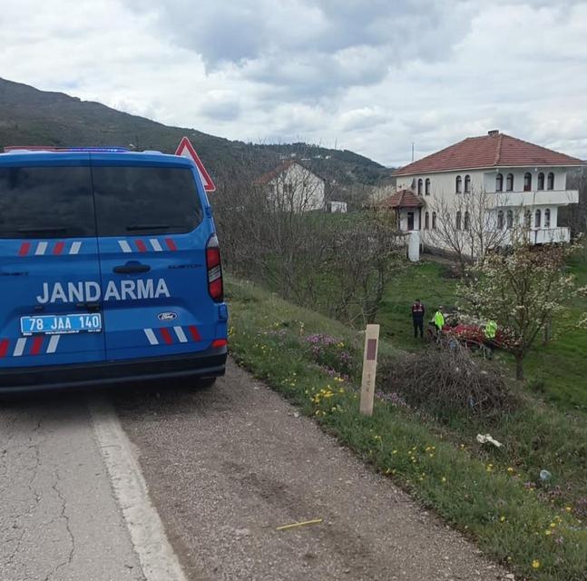 Kontrolden çıkan otomobil bahçeye uçtu