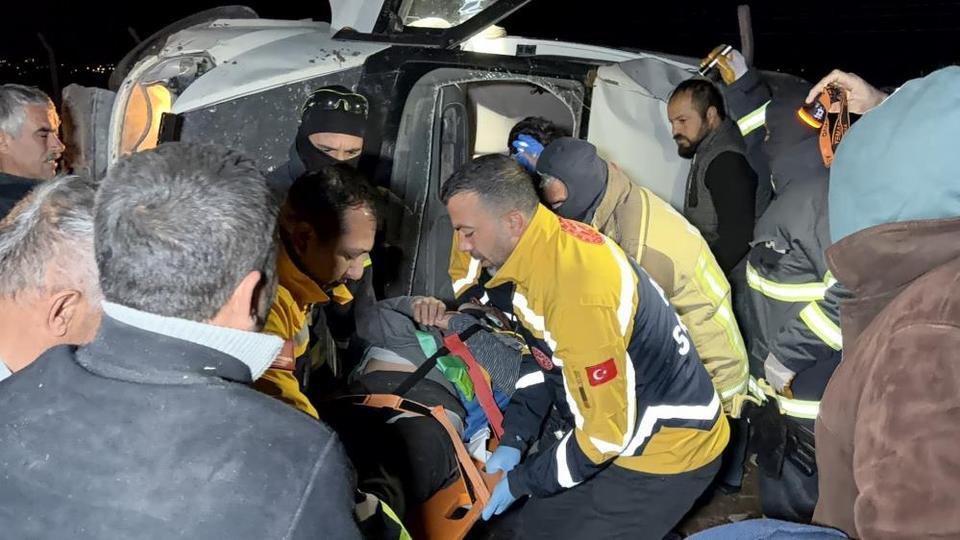 Takla atarak devrilen minibüste 4 kişi yaralandı