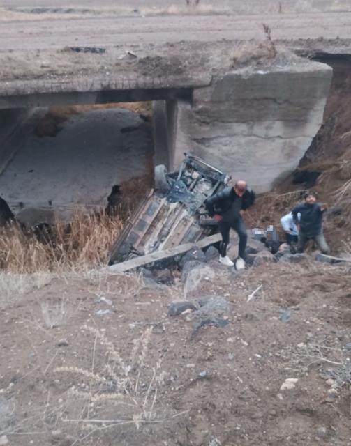 Araç köprü altına düştü: 1 ölü