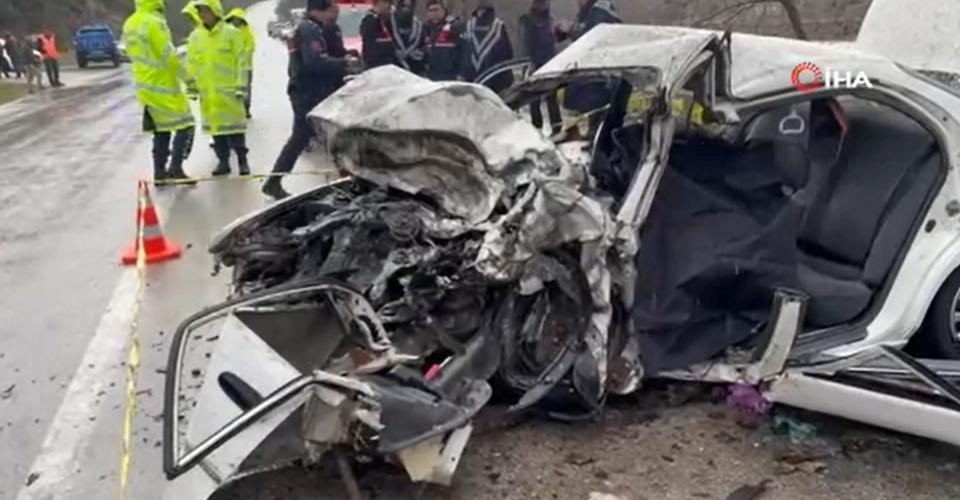 Karayolunda feci kaza: 2 ölü, 4 yaralı