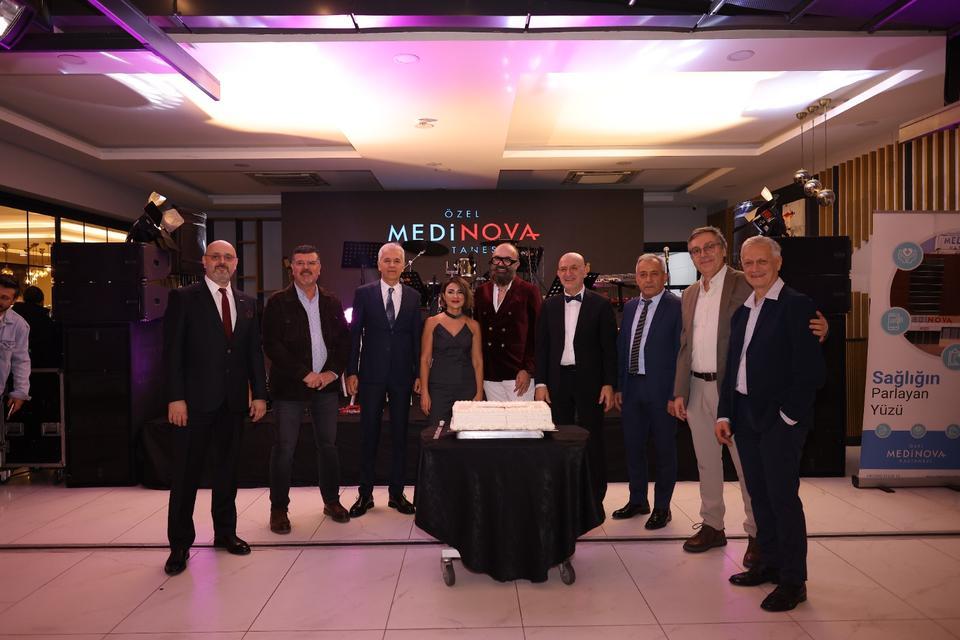 Özel Medinova Hastanesi 10. yıl gururunu yeni yıl balosunda paylaştı
