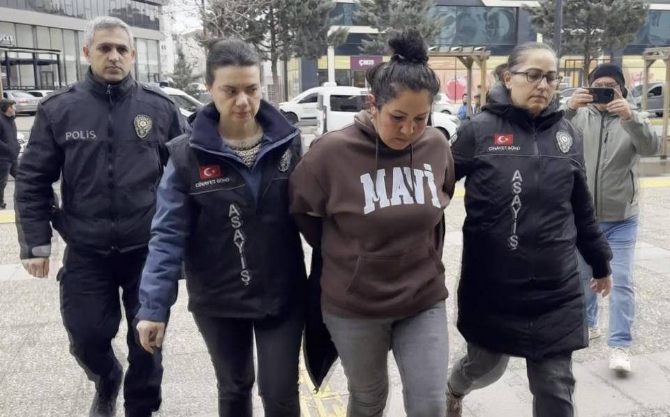 Annesinin sevgilisini bıçaklayan genç ve polise tokat atan annesi tutuklandı