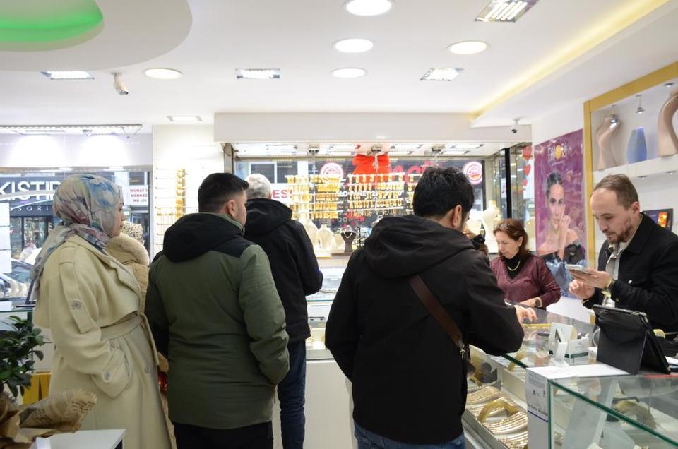 28 yıldır kuyumculuk yapıyor, ilk defa yok satıyor