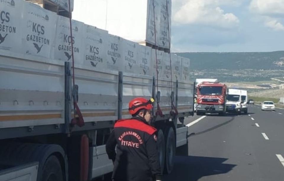 Yardım için duranlara başka tır çarptı: 1 ölü, 2 yaralı