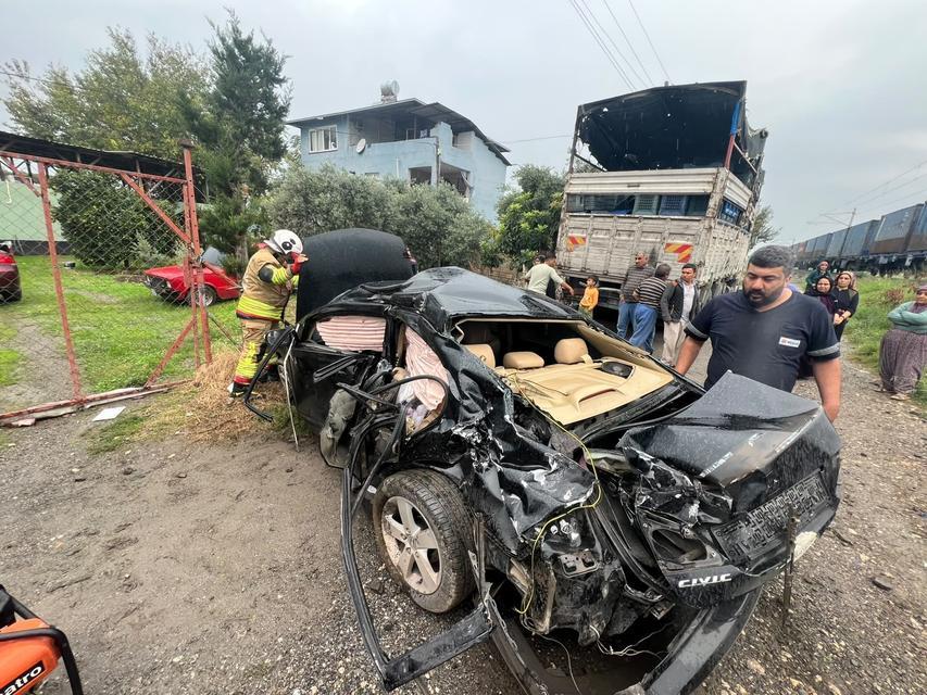 Trenin çarptığı otomobildeki 2 kişi yaralandı