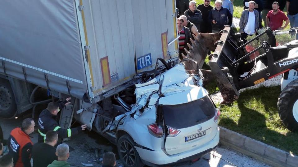 Otomobil tırın altına girdi: Özel eğitim öğretmeni hayatını kaybetti