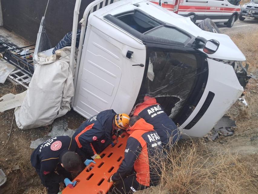 Pikap şarampole uçtu: 2 yaralı