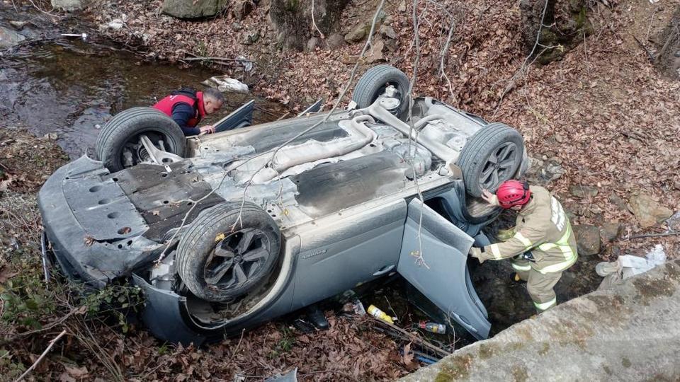 Otomobil dereye yuvarlandı: 5 yaralı