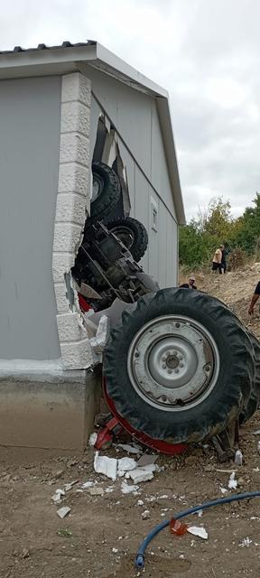 Traktör evin duvarını yıktı: 8 yaşındaki çocuk yaralandı