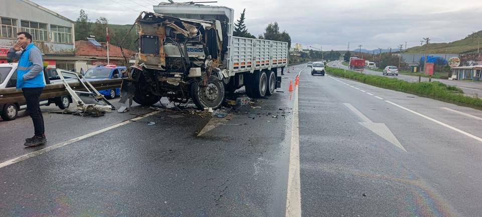 Belediye kamyonuna arkadan çarpan sürücü hayatını kaybetti