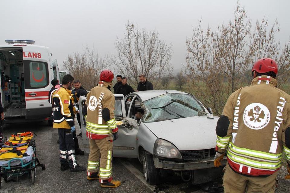 Kontrolden çıkan otomobil refüje ve bariyerlere çarptı: 1 ölü, 1 yaralı