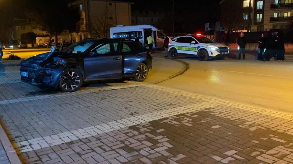 Otomobil ile minibüs çarpıştı: 9 yaralı