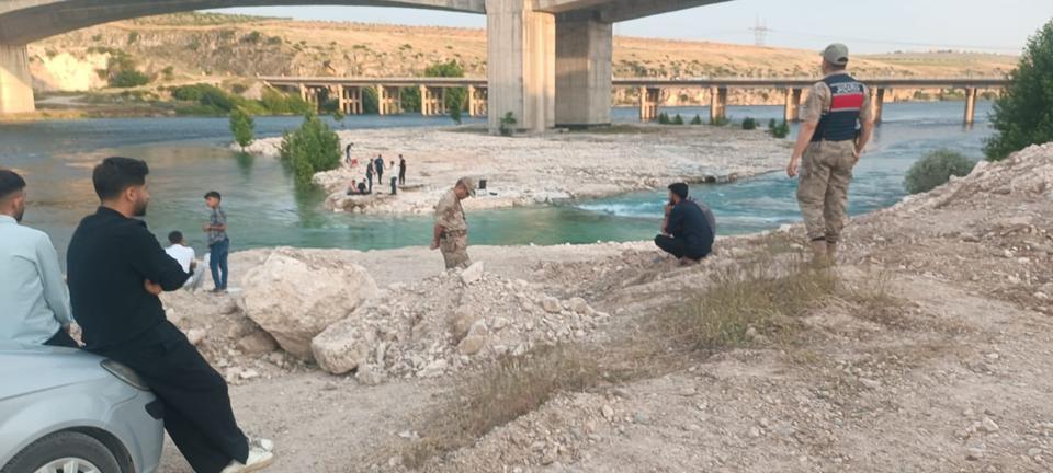 Piknik yapan 8 kişi sular yükselince mahsur kaldı