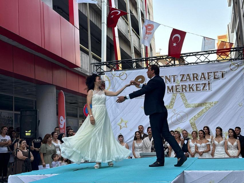 Kent Zarafet Merkezi açılışında belediye personelinden vals gösterisi