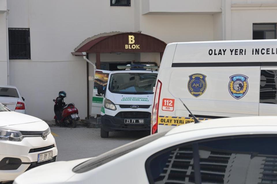 Başkomiser evinde eşiyle yakaladığı şahsı öldürdü