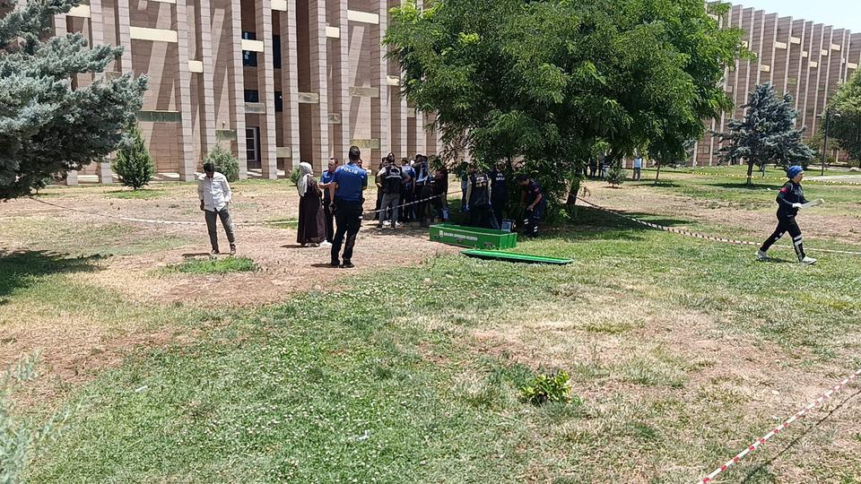 Bir genç parkta ölü bulundu