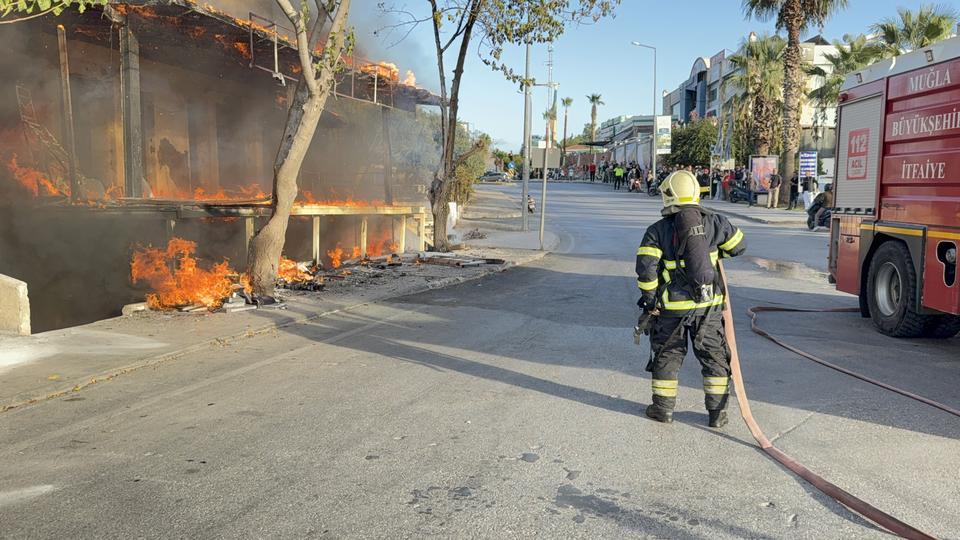Alev topuna dönen depo 15 dakikada kül oldu