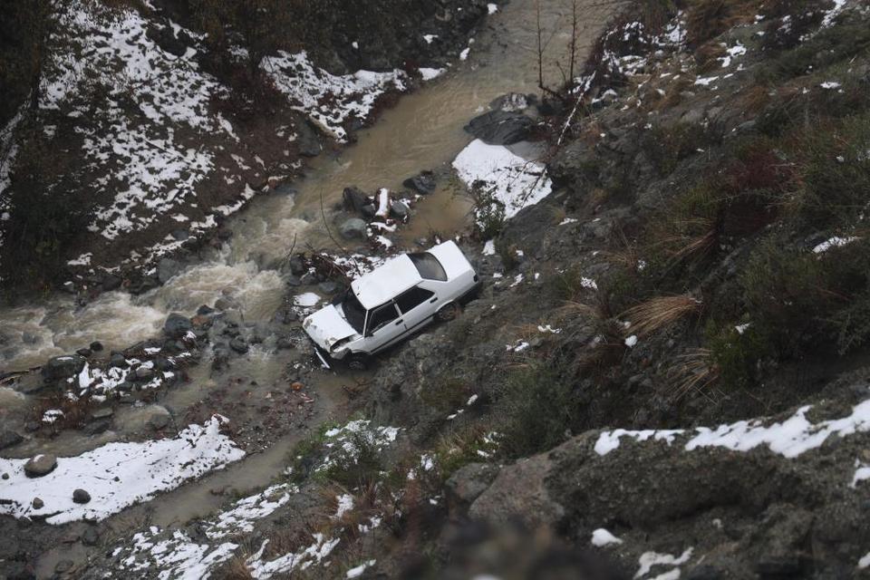 Kaygan yolda dehşet anları! Otomobil metrelerce uçurumdan dereye uçtu