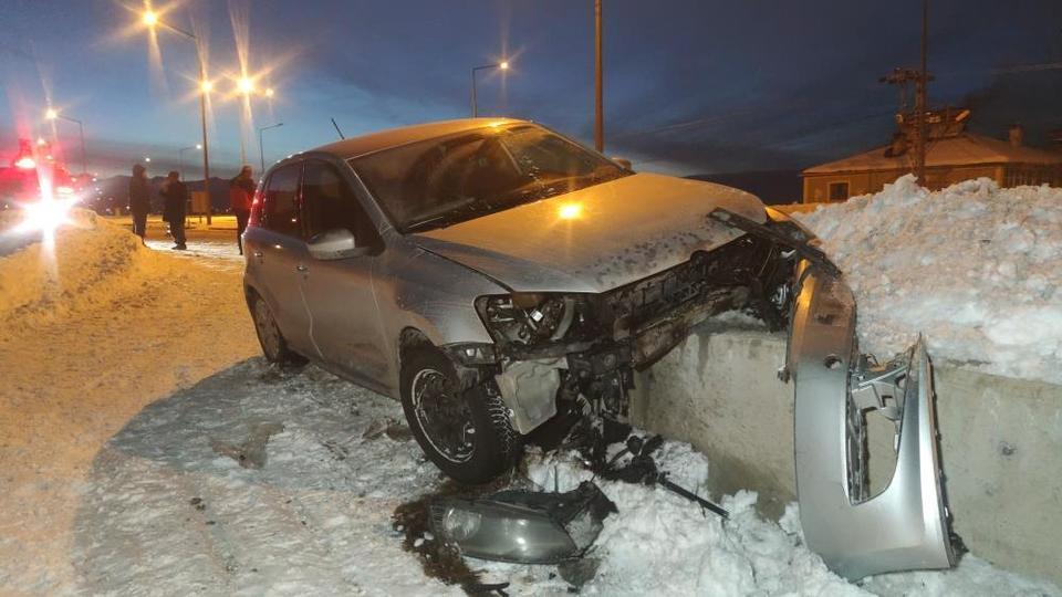 Otomobil yol kenarındaki duvara çarptı: 3 kişi yaralandı
