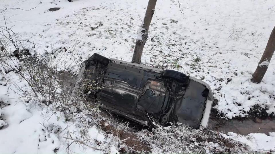 Kaygan yokuşta dereye uçan otomobilde 3 kişi yaralandı