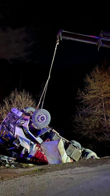 Kamyon şarampole devrildi: 1 ölü, 1 yaralı