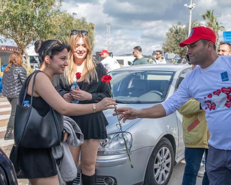 Kuşadası'nda çöp kamyonu sevgi dağıttı