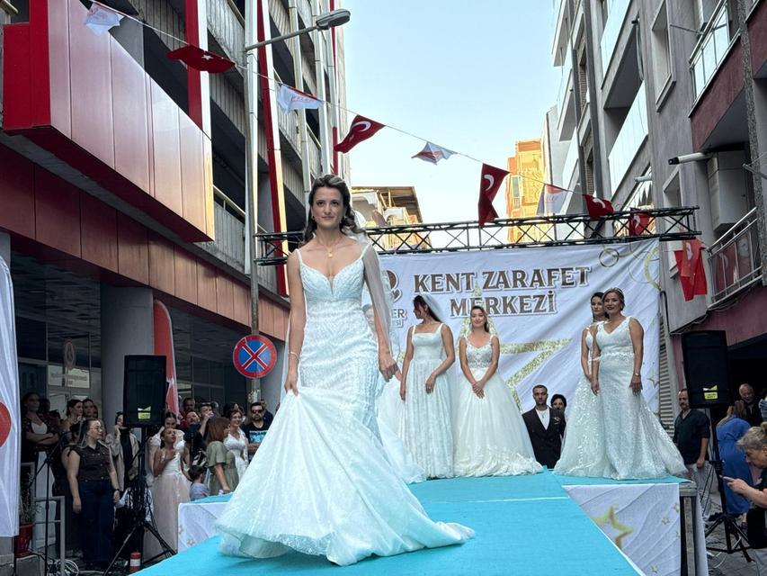 Efeler’de gelinlik defilesi göz kamaştırdı