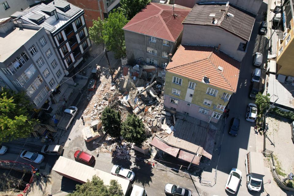 Kentsel dönüşüm çalışması yapılan 5 katlı bina çöktü