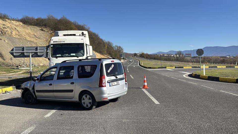 Tırla, hafif ticari araç çarpıştı