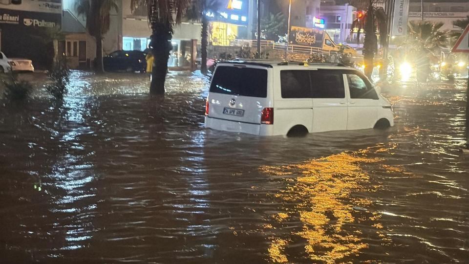 Şehir sağanak yağışa teslim oldu