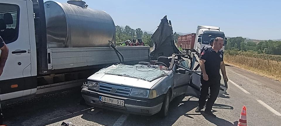 Otomobil kamyonete çarptı: 2'si ağır 4 yaralı