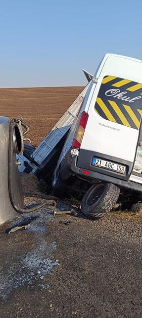 DİYARBAKIR'DA 3 ARACIN KARIŞTIĞI KAZADA 12'Sİ ÖĞRETMEN 14 YARALI