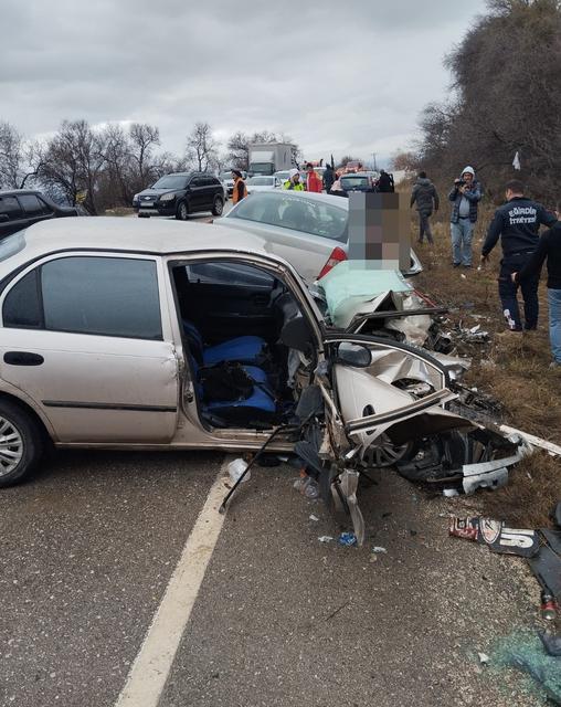 ISPARTA'DA OTOMOBİLLER KAFA KAFAYA ÇARPIŞTI: 1 ÖLÜ, 3 YARALI