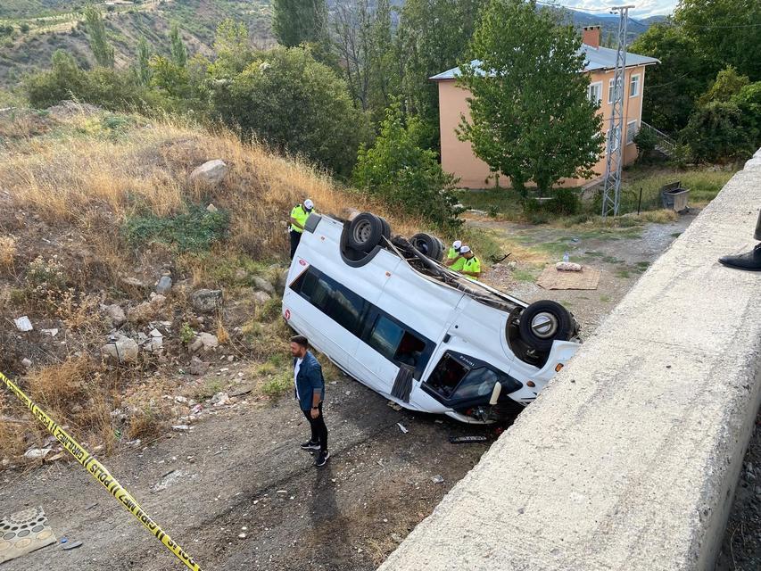 İşçileri taşıyan minibüs şarampole devrildi: 14 yaralı