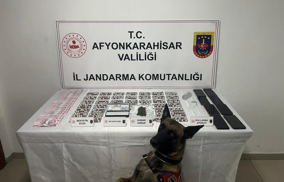 Otomobil ile uyuşturucu servisi yapan çeteyi jandarma çökertti