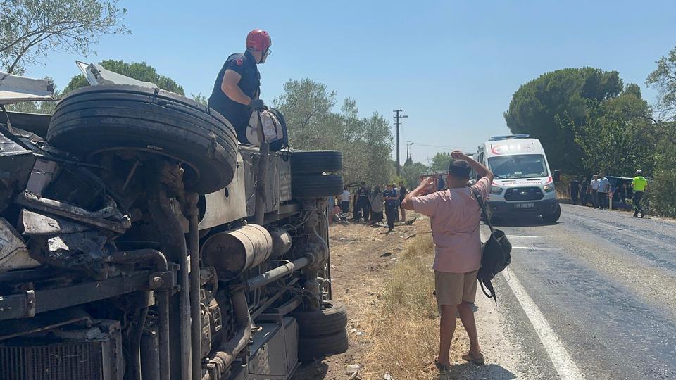 MANİSA'DA KAMYONET OTOBÜSLE ÇARPIŞTI: 10 YARALI