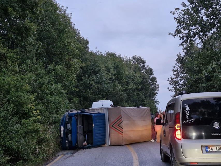 KONTROLDEN ÇIKAN KAMYONET YAN YATTI: 8 YARALI