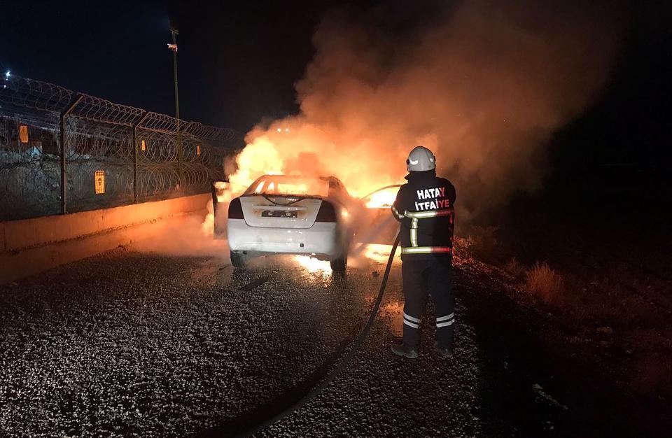 Çıkan yangında otomobilde maddi hasar oluştu