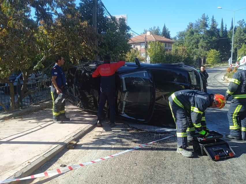 Refüje çarpan otomobil yan yattı: 2 yaralı